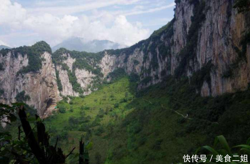 其中,最大的天坑被当地人称为"大锅圈",里面住着8户32人,过着半隐居的