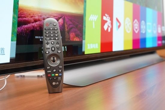 OLED电视硬碰硬! LG C8与索尼A8F对比评测