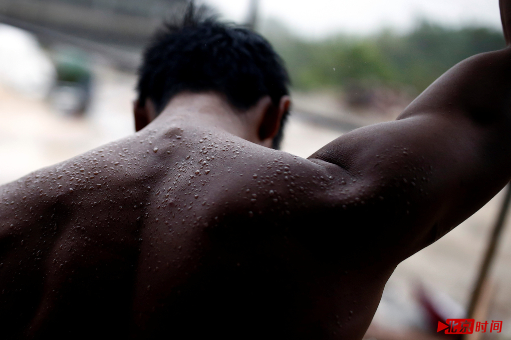 让石神伟开始“街头健身”的另一个重要契机，是和初恋女友的分手。初中毕业后，小伟处了第一个女朋友，是他的初中同学。小伟用第一笔工资给她买了个手机，他们常用手机聊天，开始时感情非常黏糊。图为石神伟在工地上挥汗如雨。