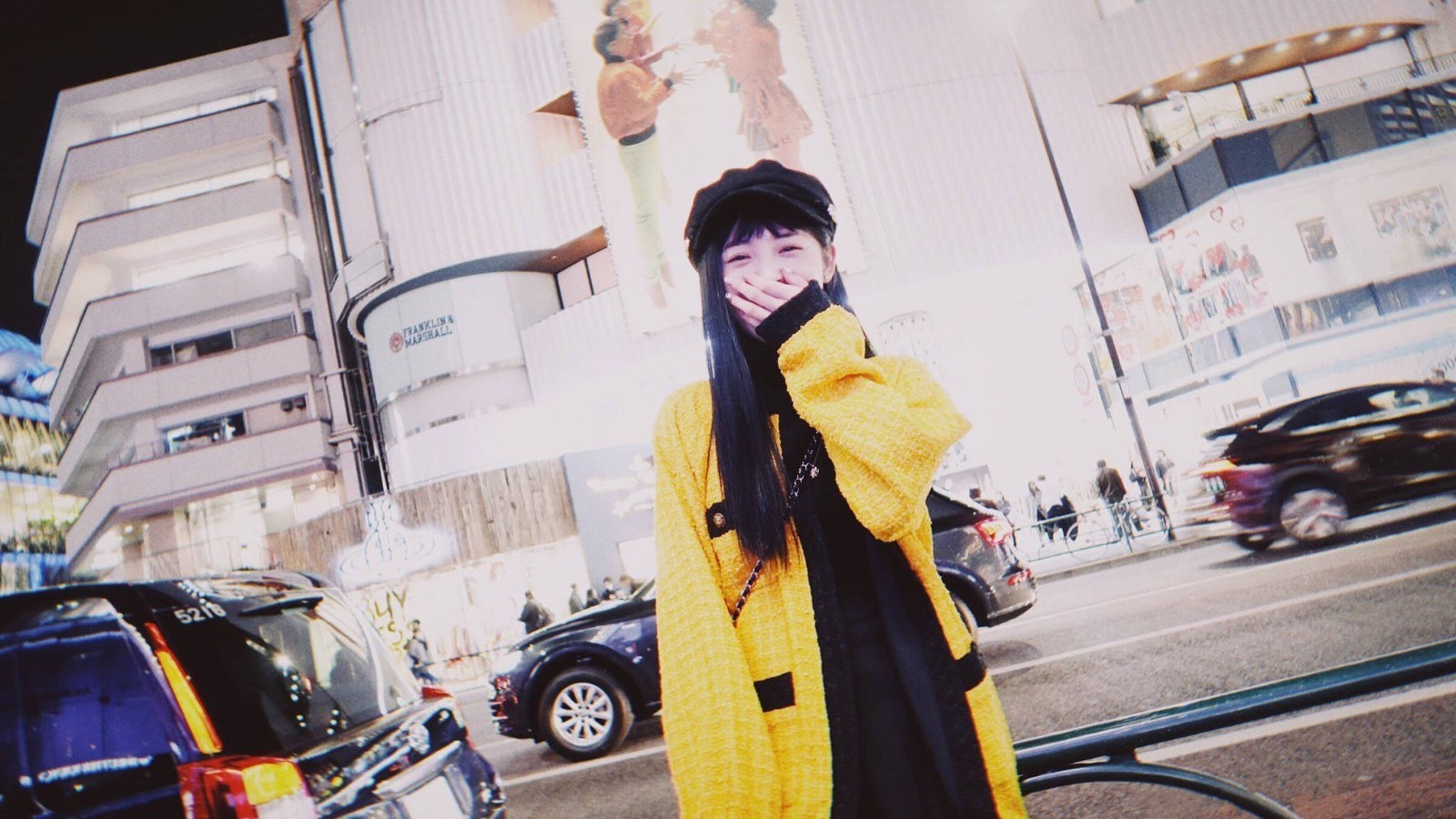 周洁琼现身日本街头拍照 穿时尚外套秀美腿 周洁琼现身日本街头拍照 穿时尚外套秀美腿