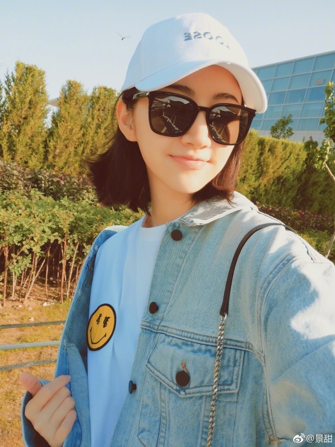 组图:景甜工作路上素颜自拍 明亮大眼皮肤水嫩无瑕疵