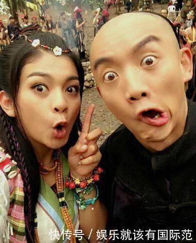 明星在片场休息时李易峰杨幂这样,杨颖抽烟解