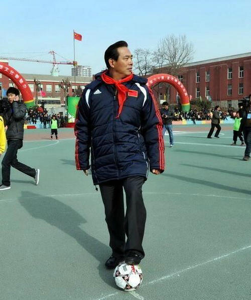 足协主席蔡振华爱踢足球 被誉为金左脚
