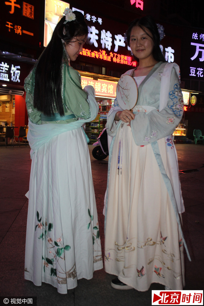 图为穿着汉服行走在街头的女孩。