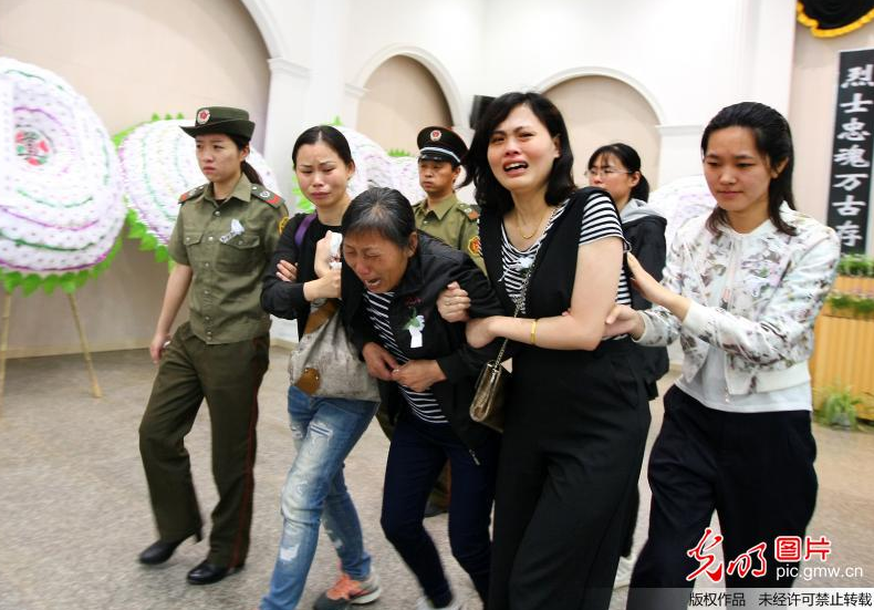 数千群众送别江苏启东爆炸事故烈士陈帅