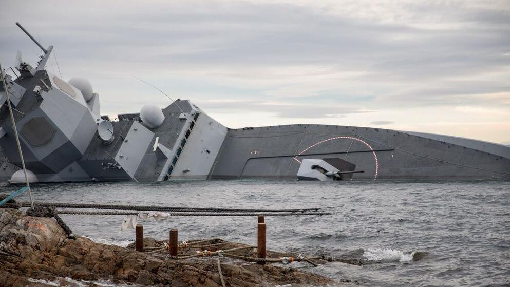 挪威:被撞翻的海军护卫舰打捞出水