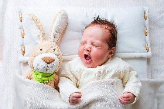 宝宝睡觉时为何会突然大哭?了解这5个原因后