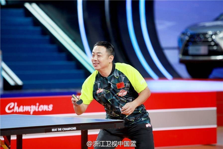 刘国梁拿小球拍打球