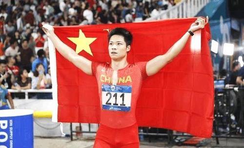 飞人大战,为什么苏炳添下场时2次婉拒志愿者递