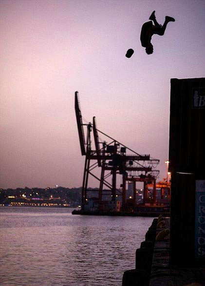 他们喜欢在太阳落山后从逆光角度进行跑酷拍摄，剪影下更容易凸显动作姿态。