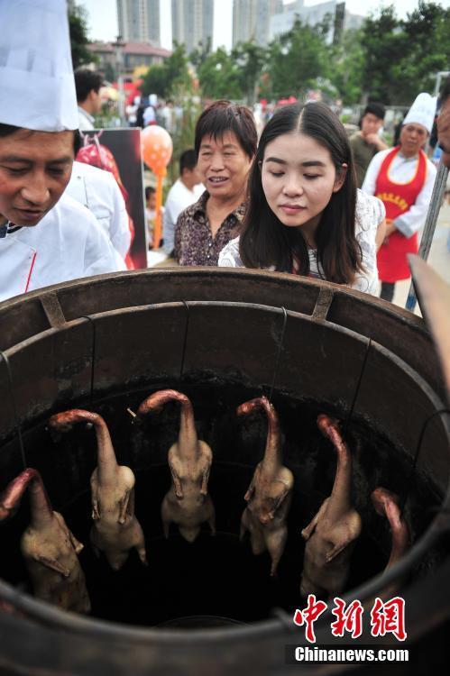 入炉后不久，烤鸭的香味就飘了出来。