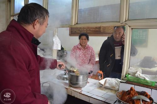 河南老人用祖传手艺做的这碗饭,天越冷吃的人