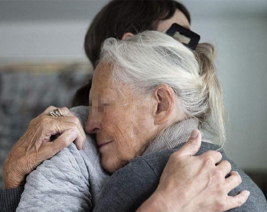 婆婆总偷偷给女儿剃光头,宝妈起疑,打开婆婆抽