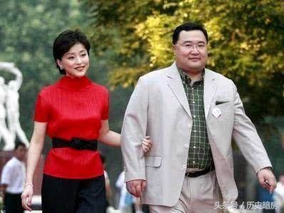 大杨澜2岁的老公吴征近照,200斤体重,166身高