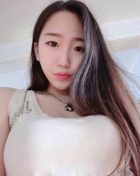 组图-"赵库里"女友身材火爆 床上自拍太销魂