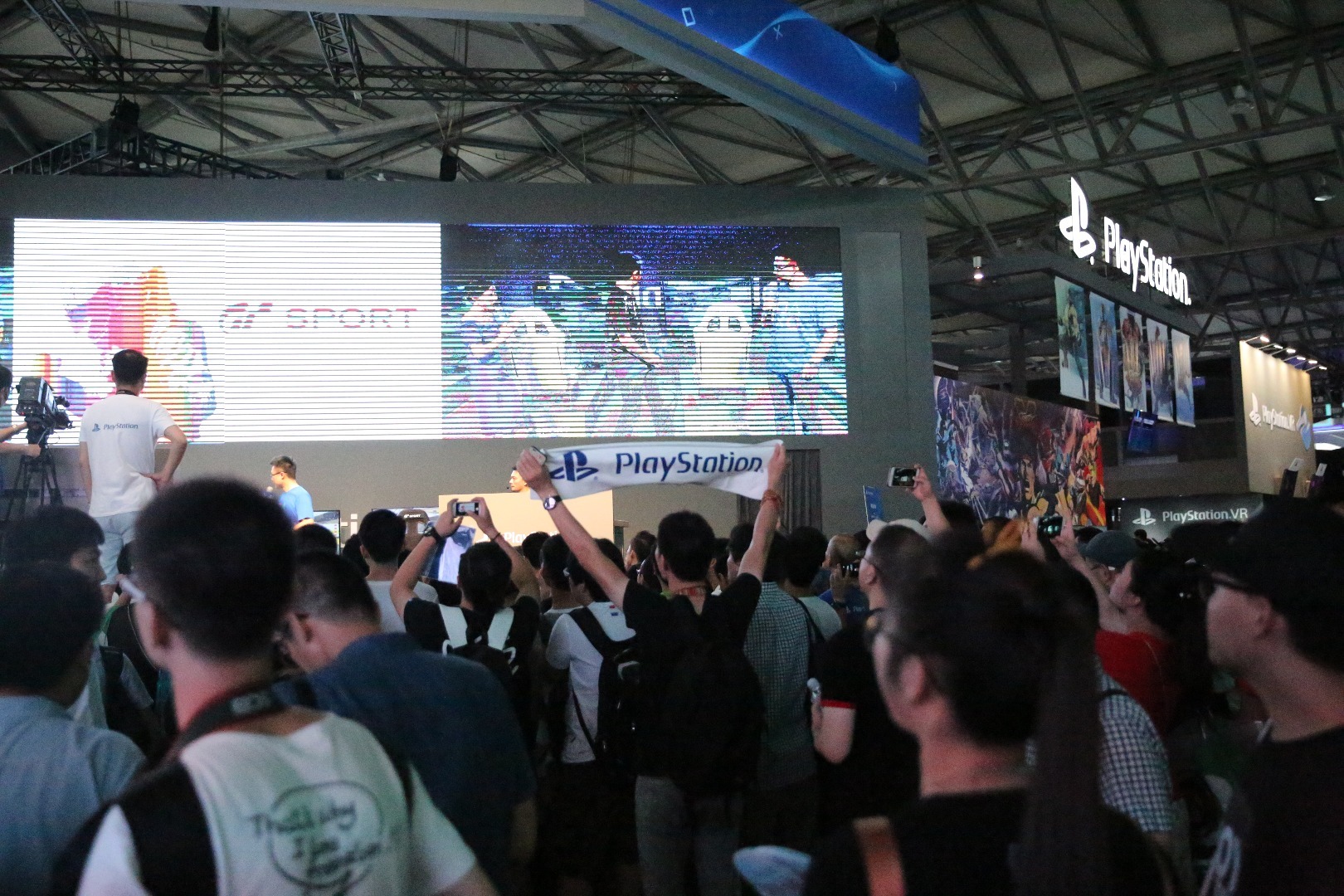 索尼的成功源于他们对游戏的认真和粉丝的真诚,而粉丝也会用他们自己最大的力度去支持喜欢的游戏和厂商!