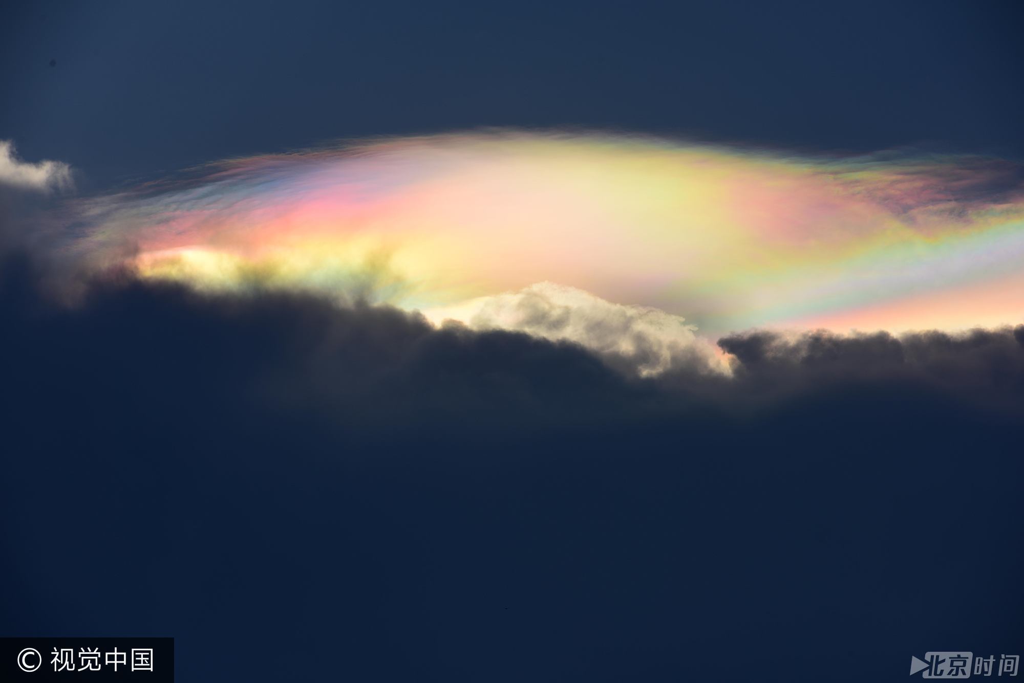 好美！海南琼海高温时节现“五彩祥云” 似火把 如烈焰