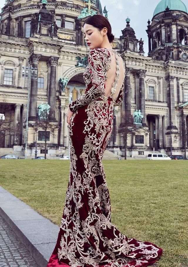 辛芷蕾穿高跟鞋+长筒袜不算啥,在头上插鸡毛