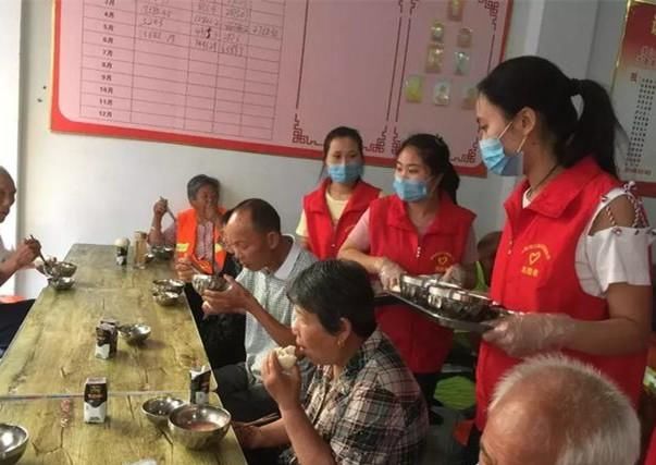 固始县实验幼儿园志愿者服务队组织爱心奉粥活