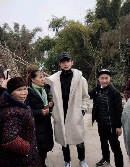 小鲜肉小花纷纷回农村老家过年,吴磊接地气鞠