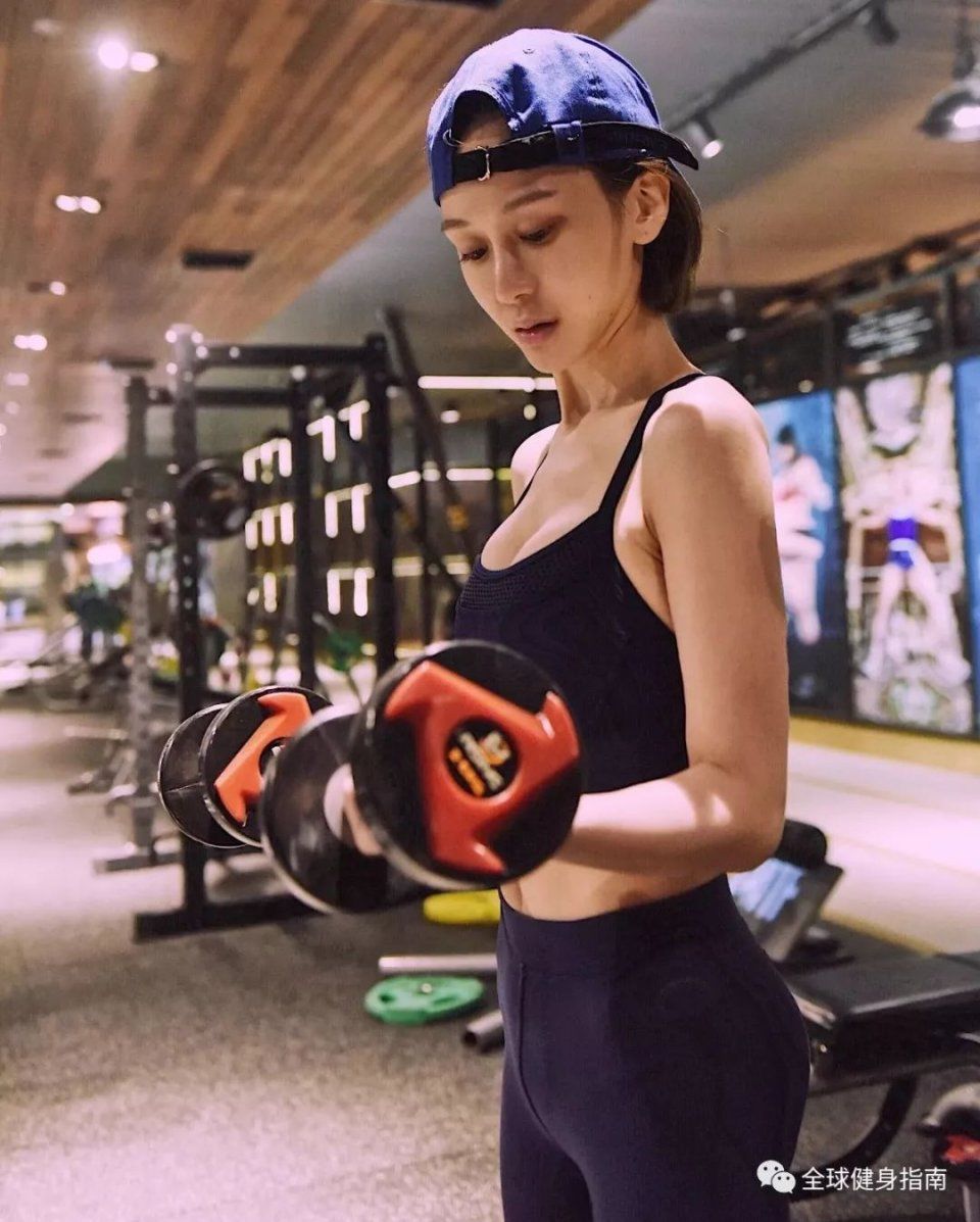 撸铁6年的她包揽甜美与帅气,果然健身的女孩都是男女通吃!