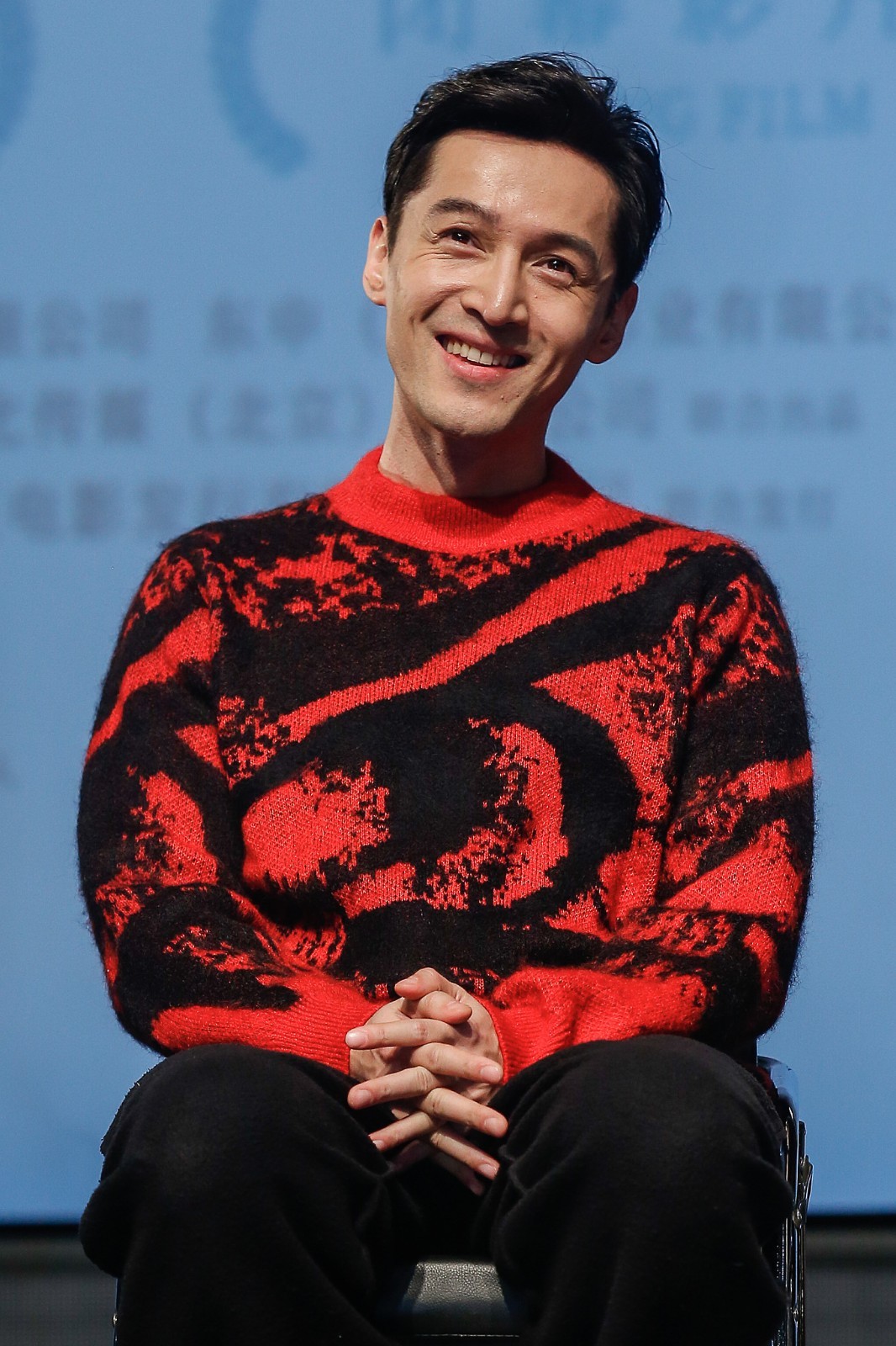 胡歌现身上海又帅回来了 笑容迷skr人 还给路人唱成名曲