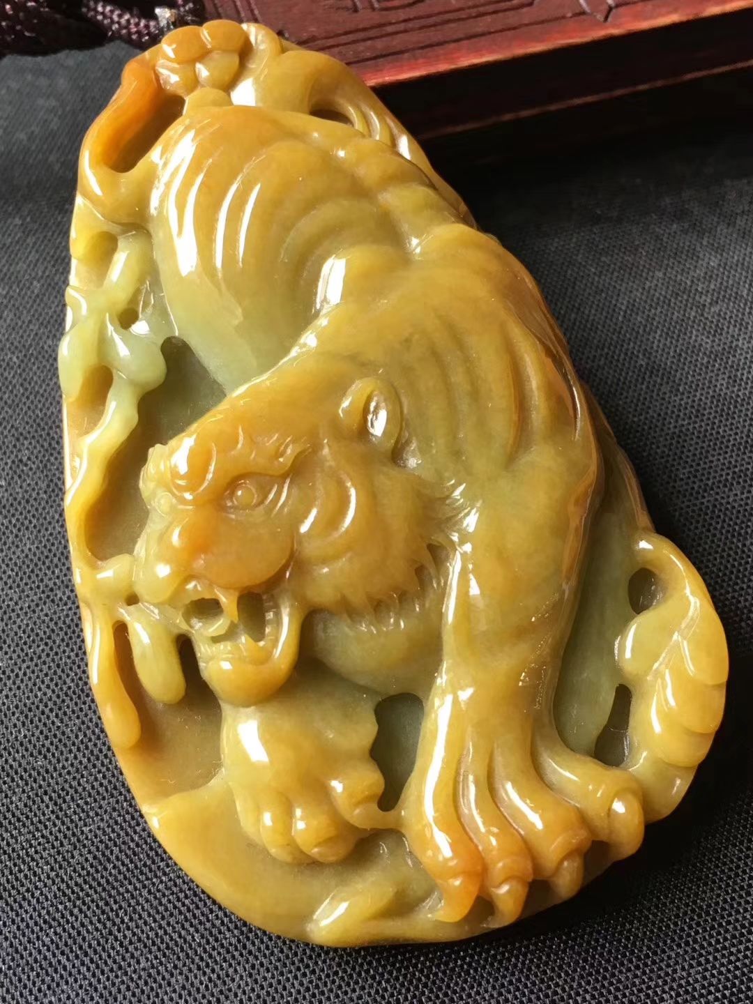 天然翡翠,猛虎下山,油润细腻,色泽艳丽,完美