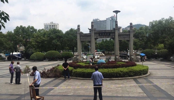 湖南一公园花坛现人体白骨