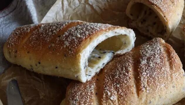 简单易操作的黑芝麻奶酪空心软面包,但不失风味