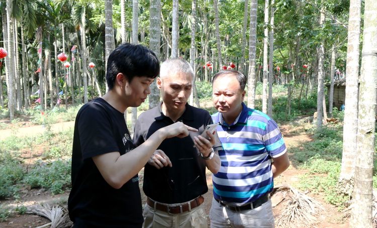 市规划委赴帮扶村落实海南扶贫APP签到验证