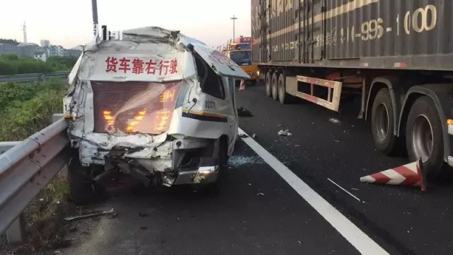 交警执勤被撞生命垂危 医生妻子含泪参与抢救