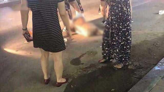 越南女子当街殴打小三,撕掉对方衣服在身上泼