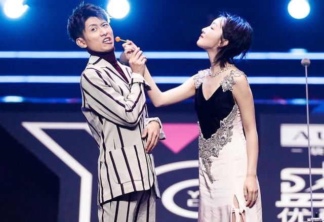 张一山宋妍霏恋情曝光!多个情侣同款被扒,周冬