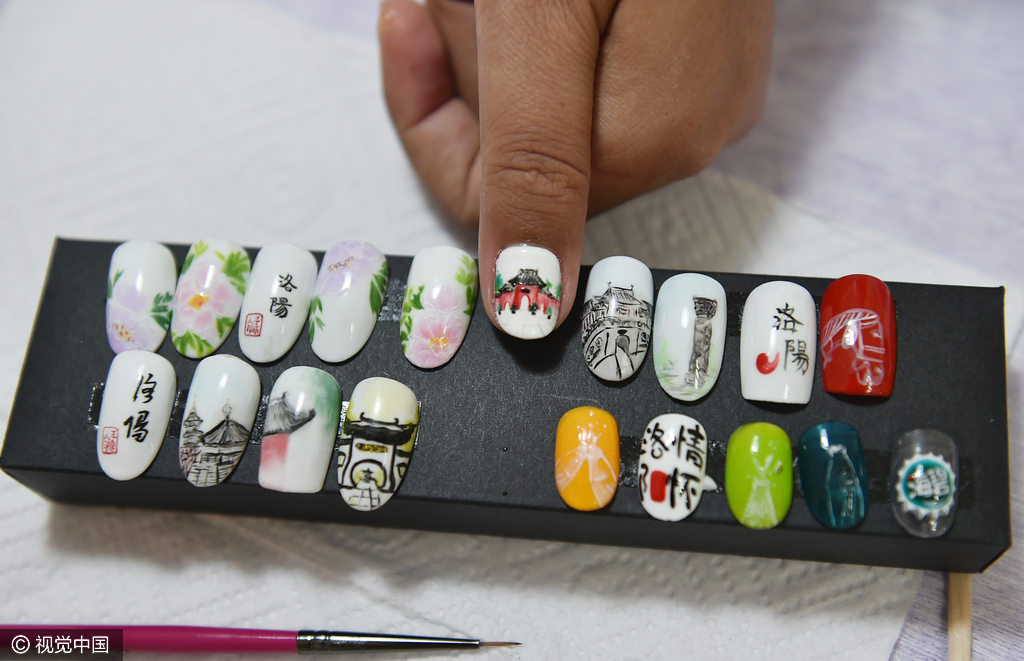 90后大学生自主创业 成美甲师绘指甲上的风景