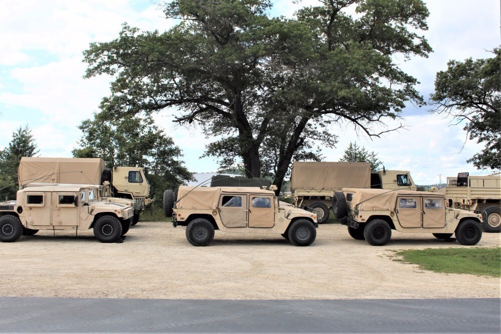 近期，在美国威斯康星州举行的一场“战斗支援训练”演习中，美国陆军使用大型运输卡车运送了大批悍马军用越野车。此次演习是美国陆军“战斗支援训练计划”（CSTP）的一部分，旨在进行多种类型的模拟训练以更好地适应现实战场中的支援任务。