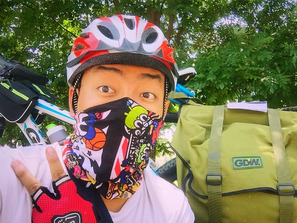 图为骑行中的自拍.