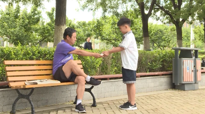 《小手拉大手 文明一起走》——公益宣传片好作品 《小手拉大手 文明一起走》——公益宣传片好作品