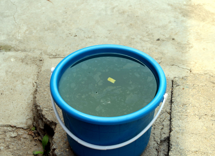 60岁大妈收孕妇尿5年,不顾家人反对旁人嫌弃