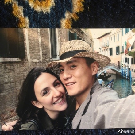 7月5日是刘烨和妻子安娜结婚九周年的纪念日，今天刘烨在微博上上传了一组自己和妻子的旅行合照，两个人甜蜜亲吻撒狗粮，网友直呼：好幸福！