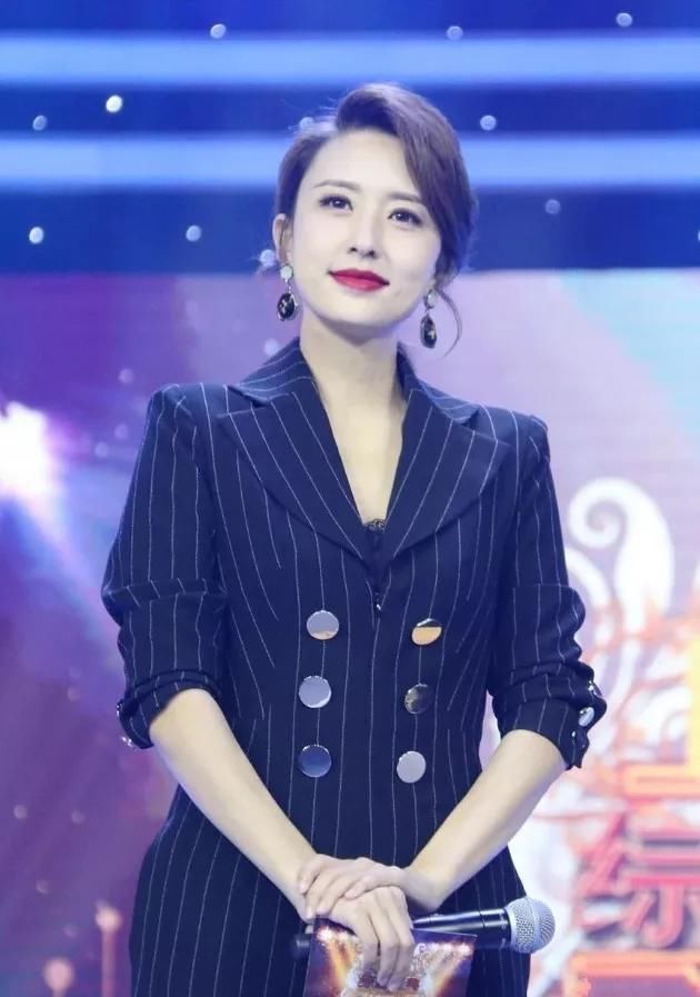 她是央视万人挑一的女主播,比董卿更加才貌双