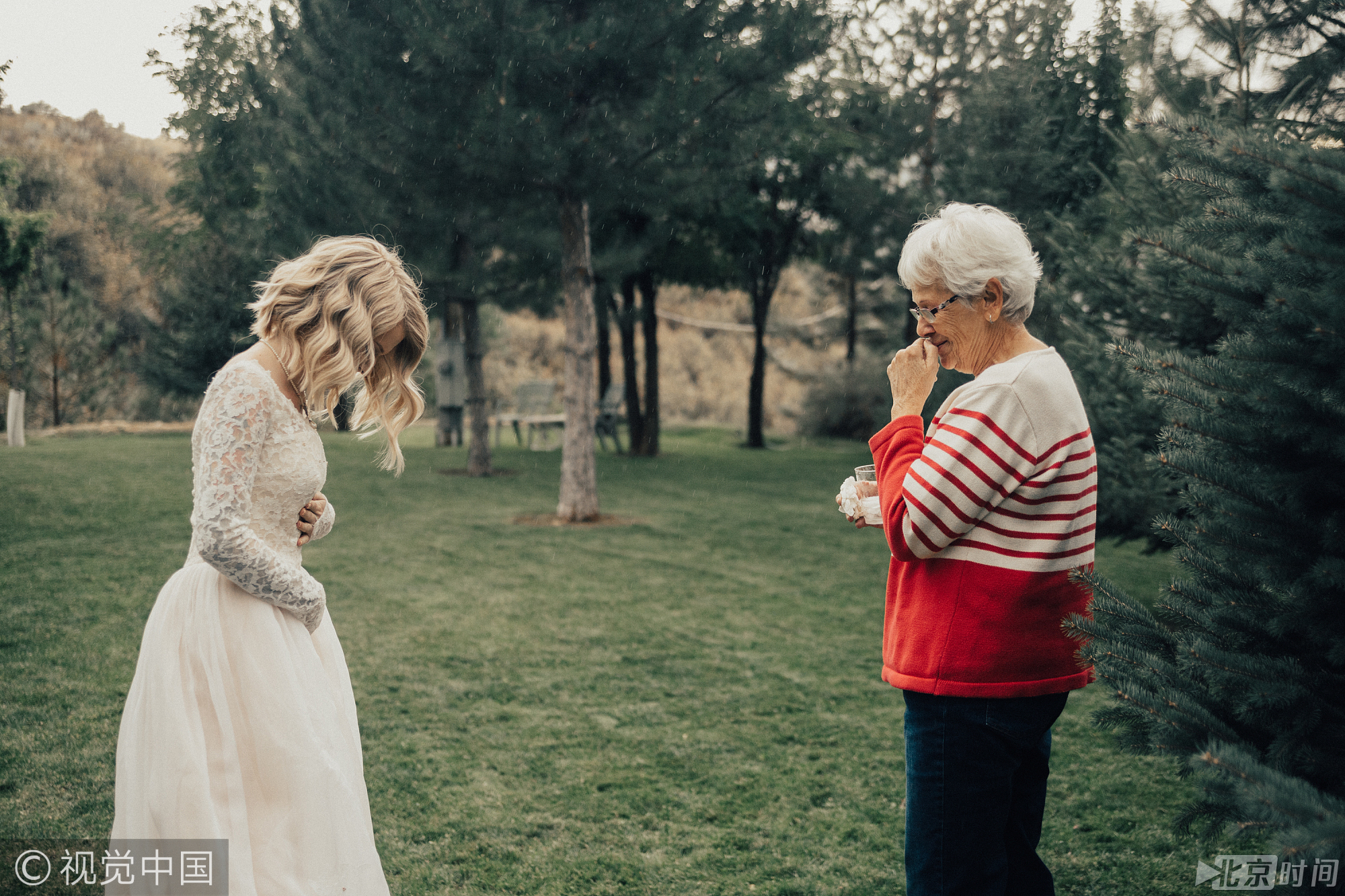看到孙女穿上婚纱的这一刻，奶奶感动到哭。