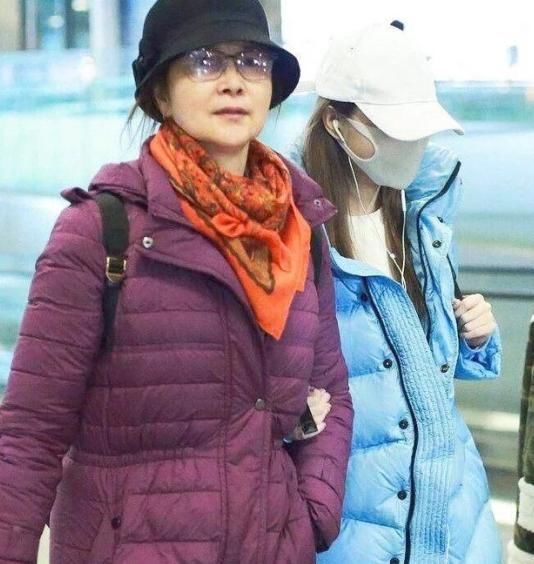 继漫画力证贾乃亮李小璐复合后,甜馨3人商场行