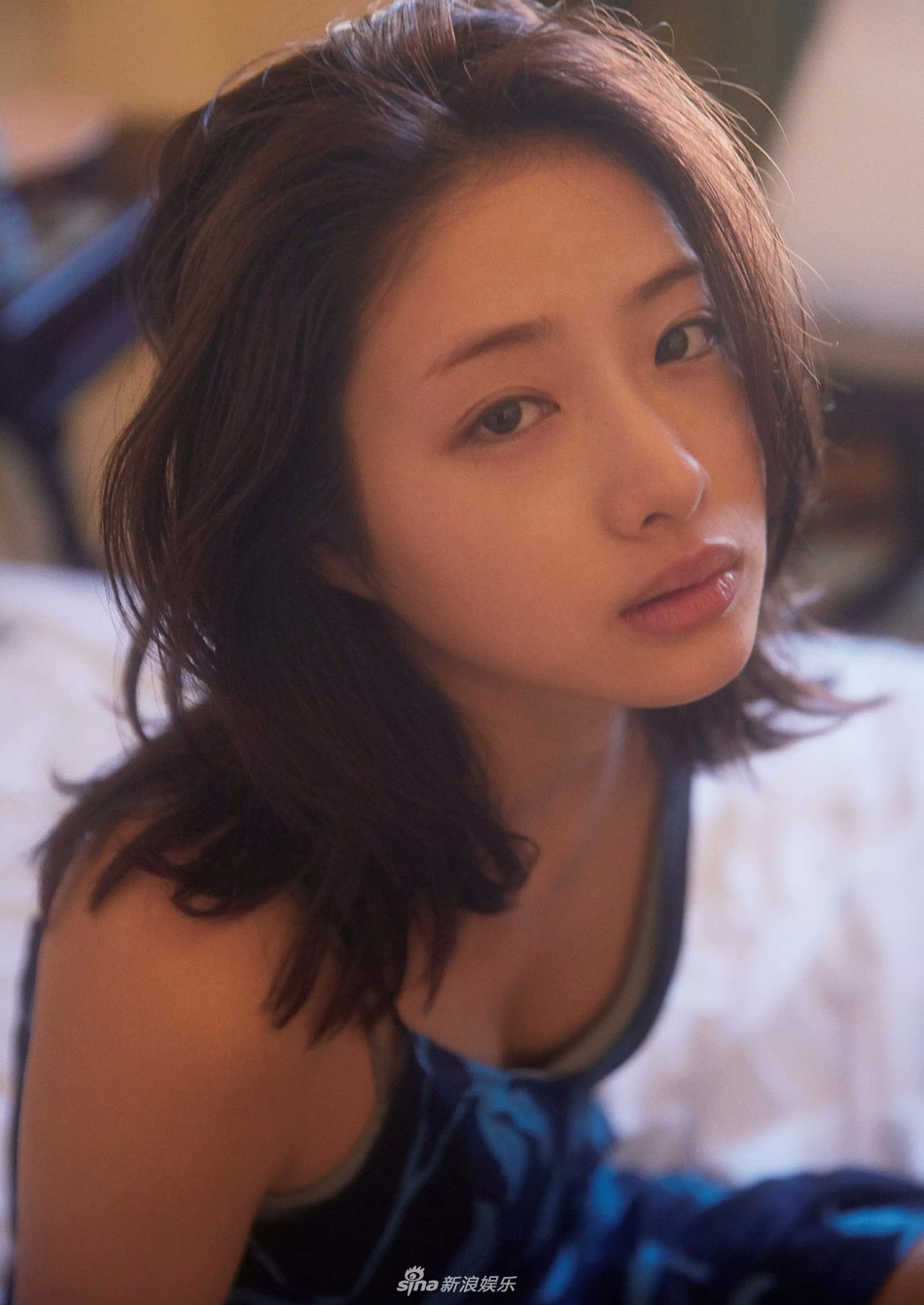 石原里美登封面秀美腿30岁轻熟女散发魅力