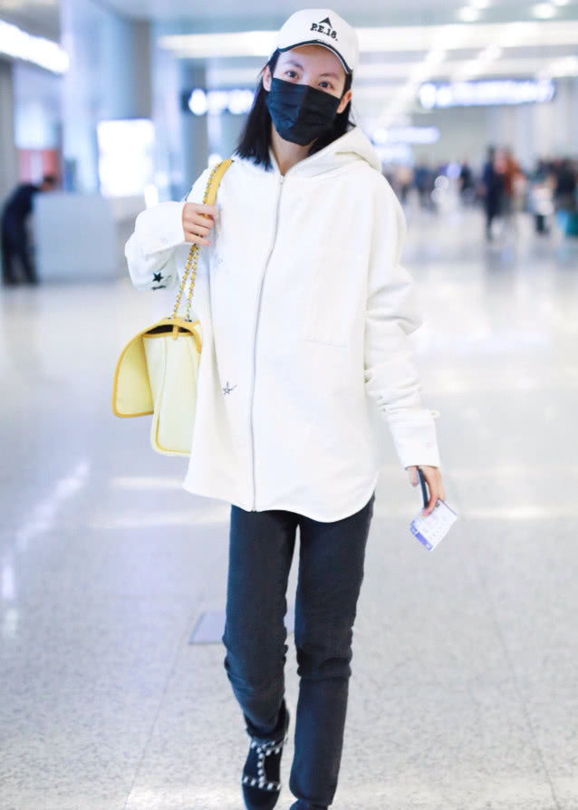 不知道金晨什么审美,一双姨妈巾鞋真奇葩,邓