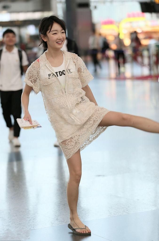 明星爱美足第7期:周冬雨,右脚背上的长黑线纹