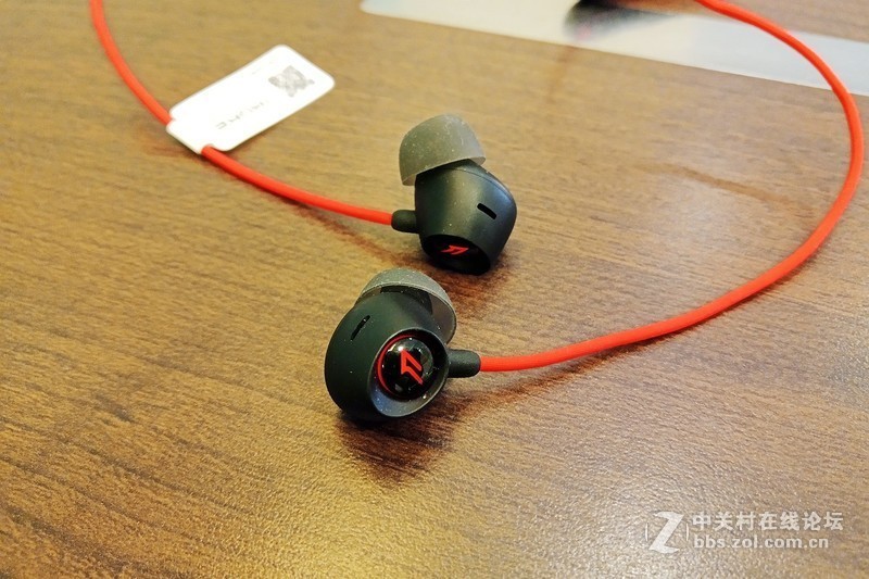 有了这款耳机,即可耳听八方轻松吃鸡