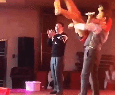 抱摔女演员撒币疯抢 如何告别假嗨的中国式年会 抱摔女演员撒币疯抢 如何告别假嗨的中国式年会