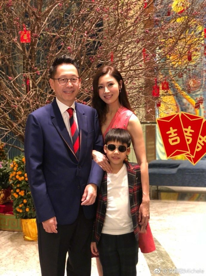 47岁李嘉欣衣品真是好!穿礼服裙年轻了不止20