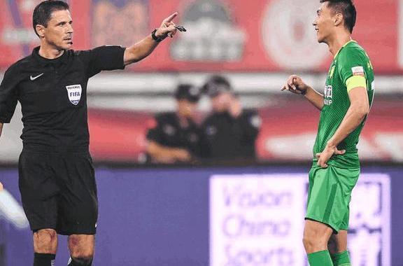 中国足球的悲哀! 国足锋线福将竟改踢后卫, 结