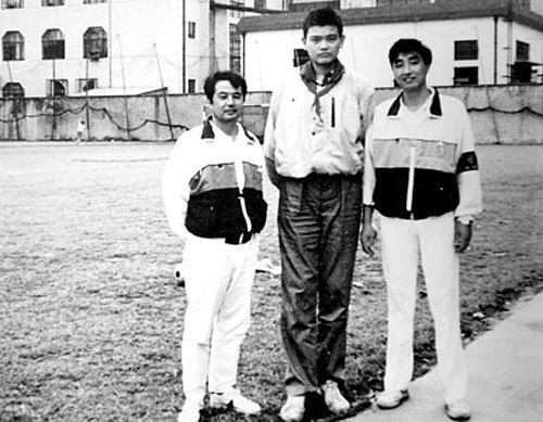 和前面两位小孩一样，还带着红领巾的小学生时代的大姚就已经比大多数成年人要高了。